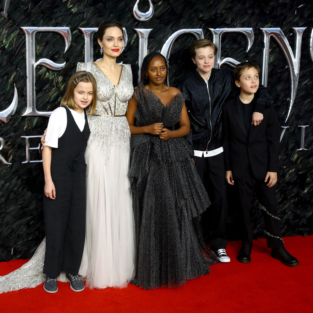 Angelina Jolie mit ihren Kindern Vivienne, Zahara, Shiloh und Knox