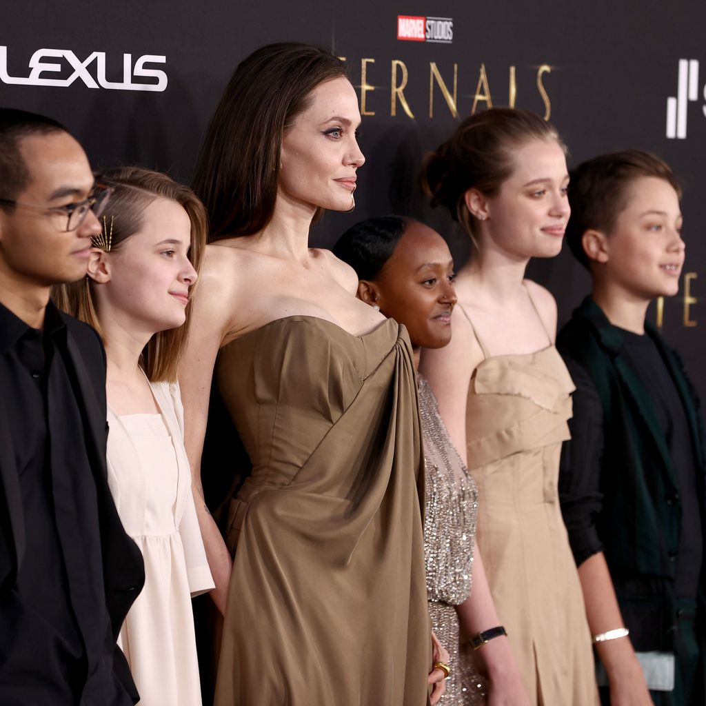 Angelina Jolie mit ihren Kindern Maddox, Vivienne, Zahara, Shiloh und Knox