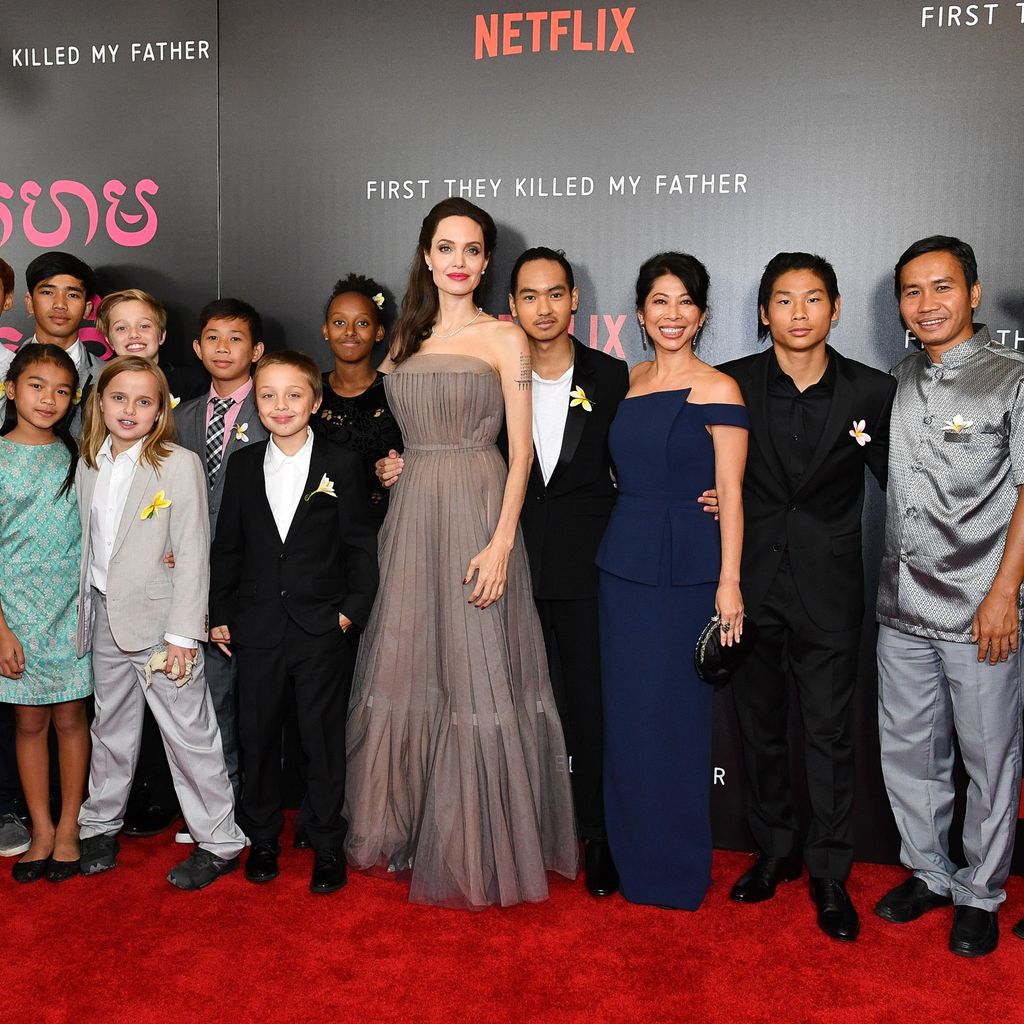Angelina Jolie mit ihren Kindern und dem Team von "First They Killed My Father"