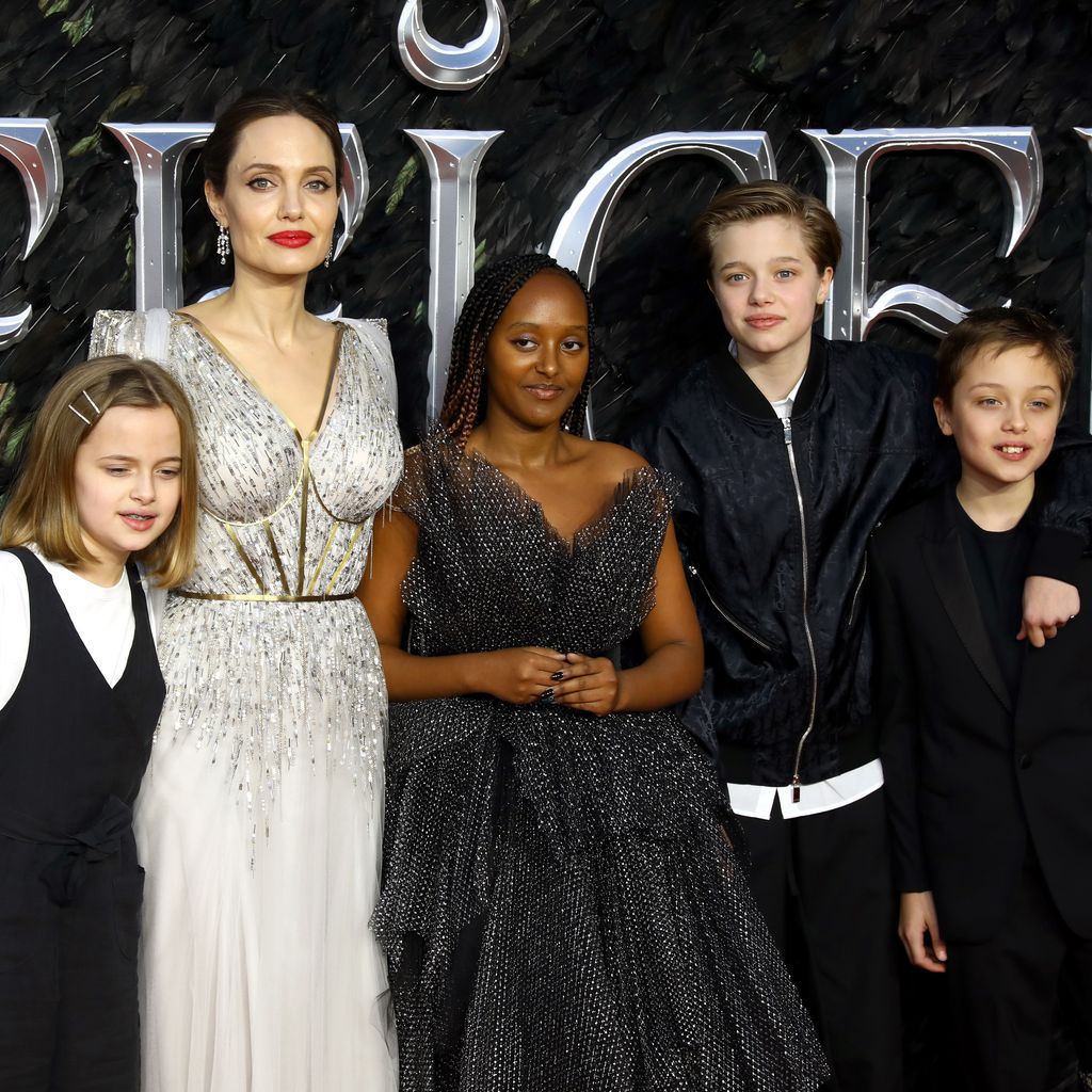 Angelina Jolie mit ihren Kindern Vivienne, Zahara, Shiloh und Knox