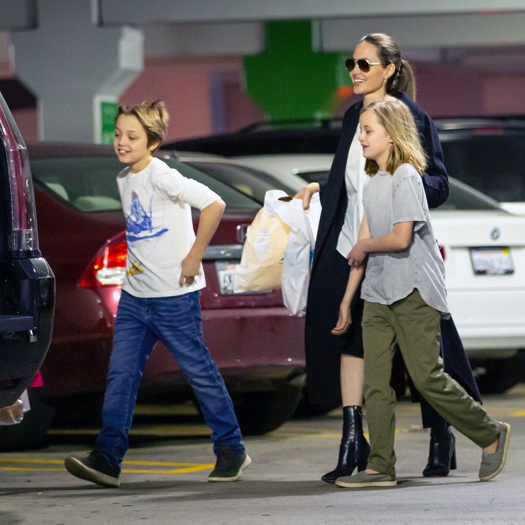 Angelina Jolie mit ihren Zwillingen Knox und Vivienne