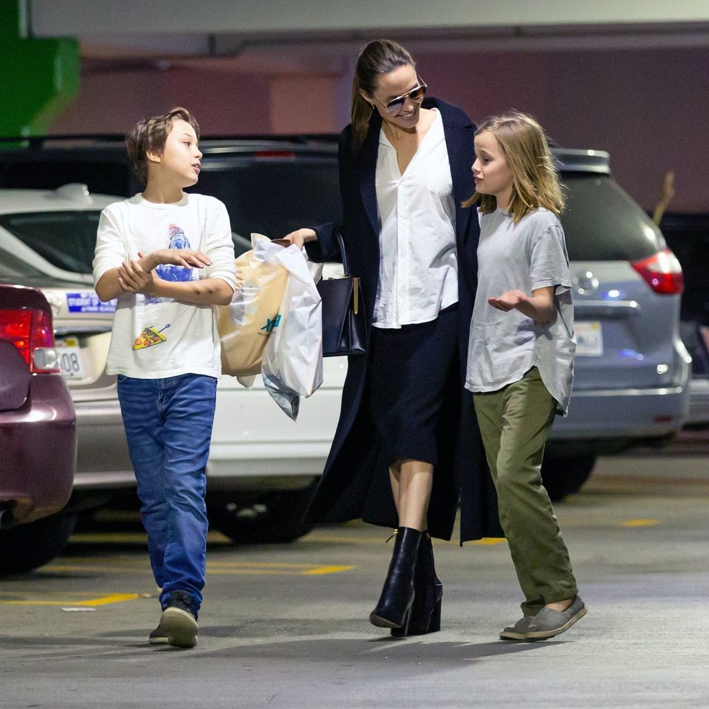 Angelina Jolie mit ihren Zwillingen Knox und Vivienne