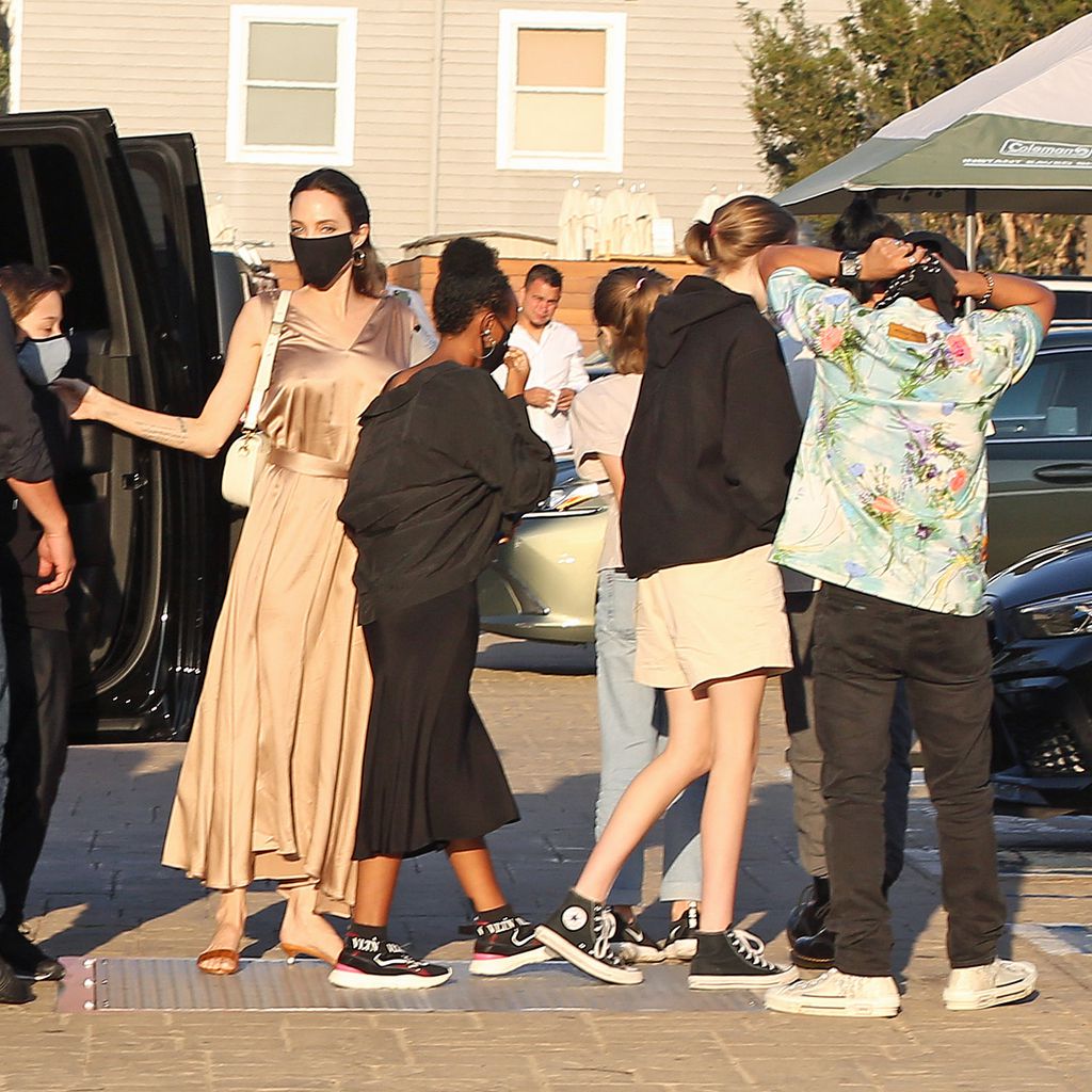 Angelina Jolie und ihre Kinder vor einem Restaurant in Malibu