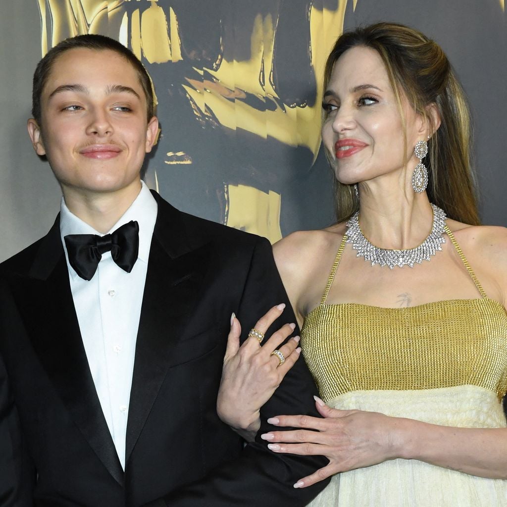 Angelina Jolie mit Knox Jolie-Pitt bei den Governors Awards 2024 in Los Angeles