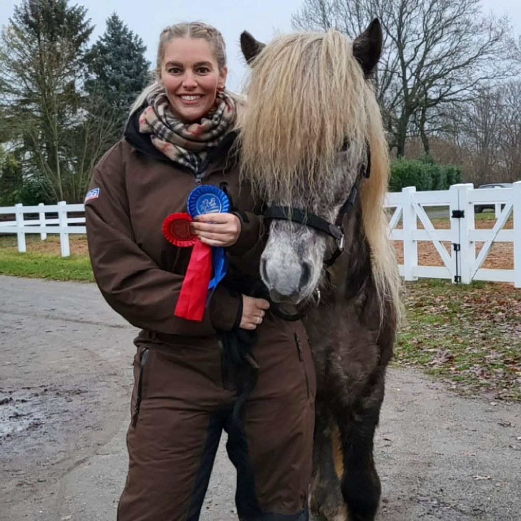 Angelina Kirsch mit ihrem Pferd Im November 2021