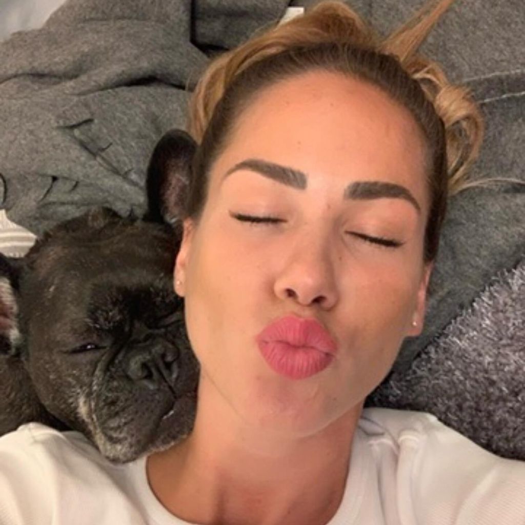 Angelina Pannek mit ihrem Hund Louis, Juni 2026
