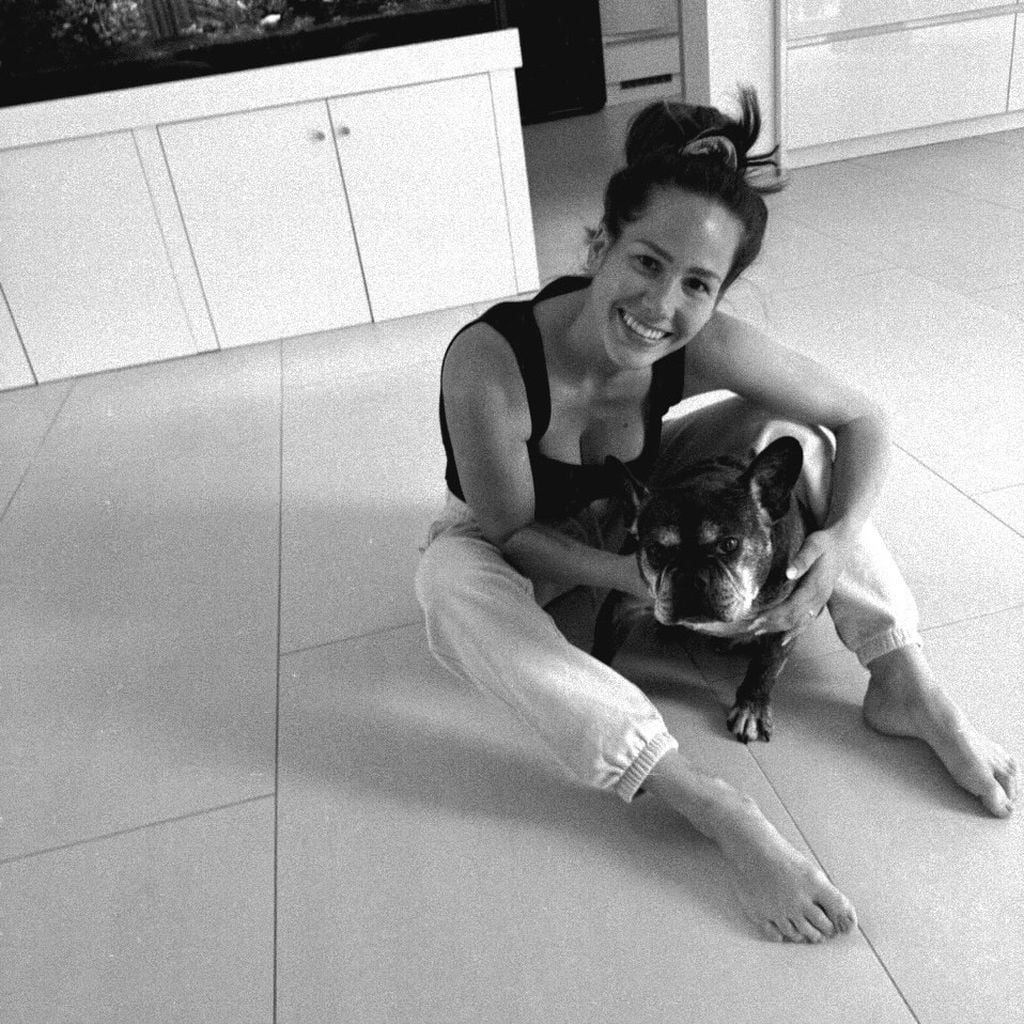 Angelina Pannek mit ihrem Hund Louis