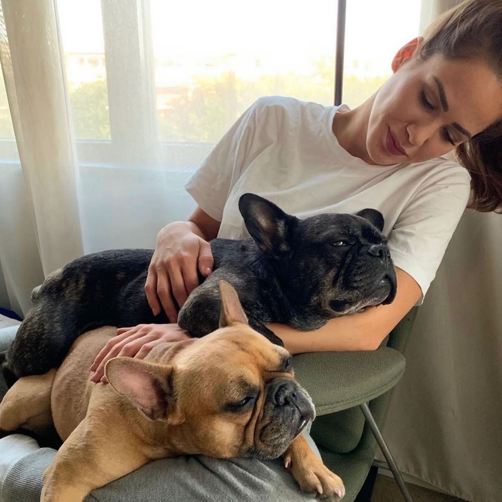 Angelina Pannek mit ihren Hunden Lotti und Louis