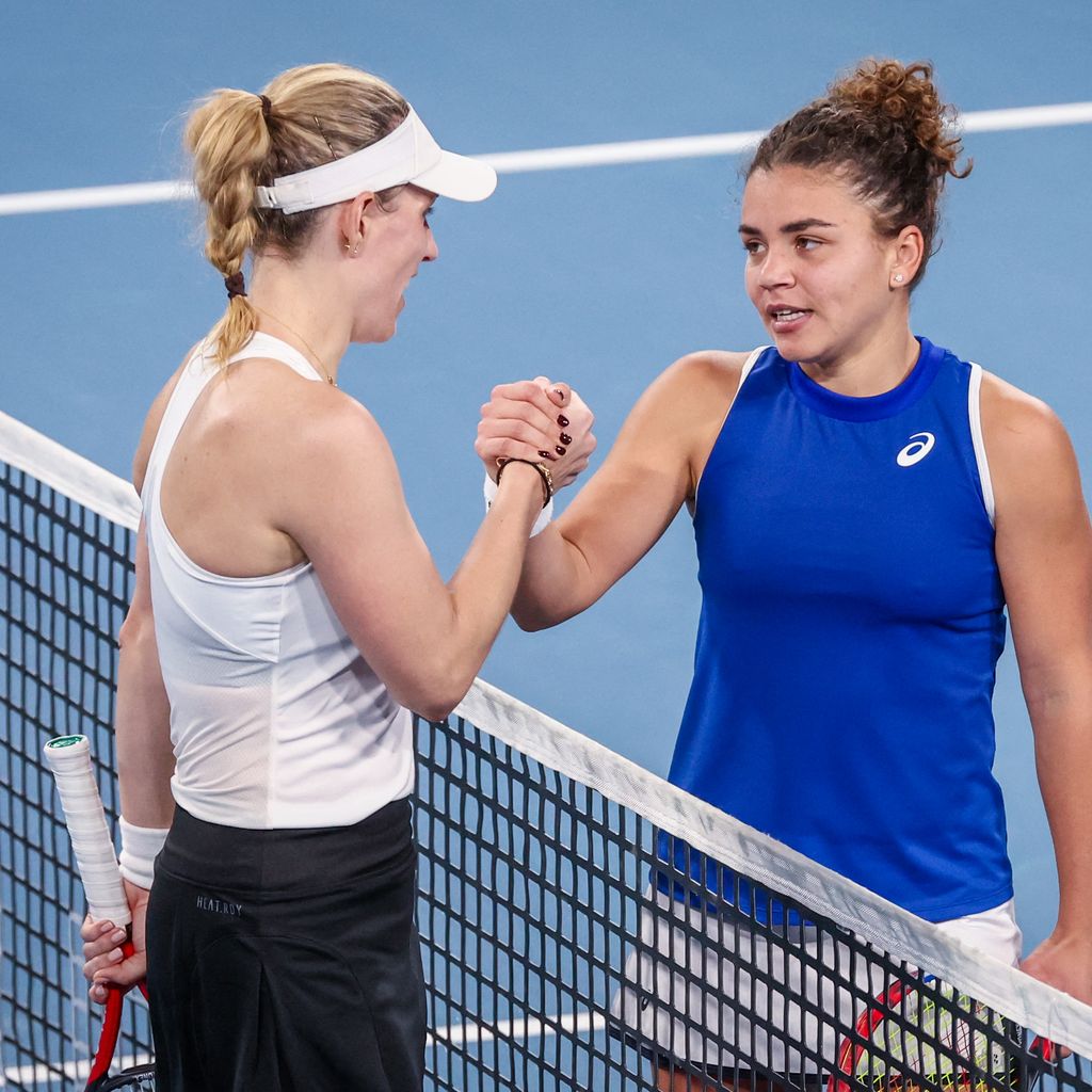 Angelique Kerber und ihre Gegnerin Jasmine Paolini beim United Cup