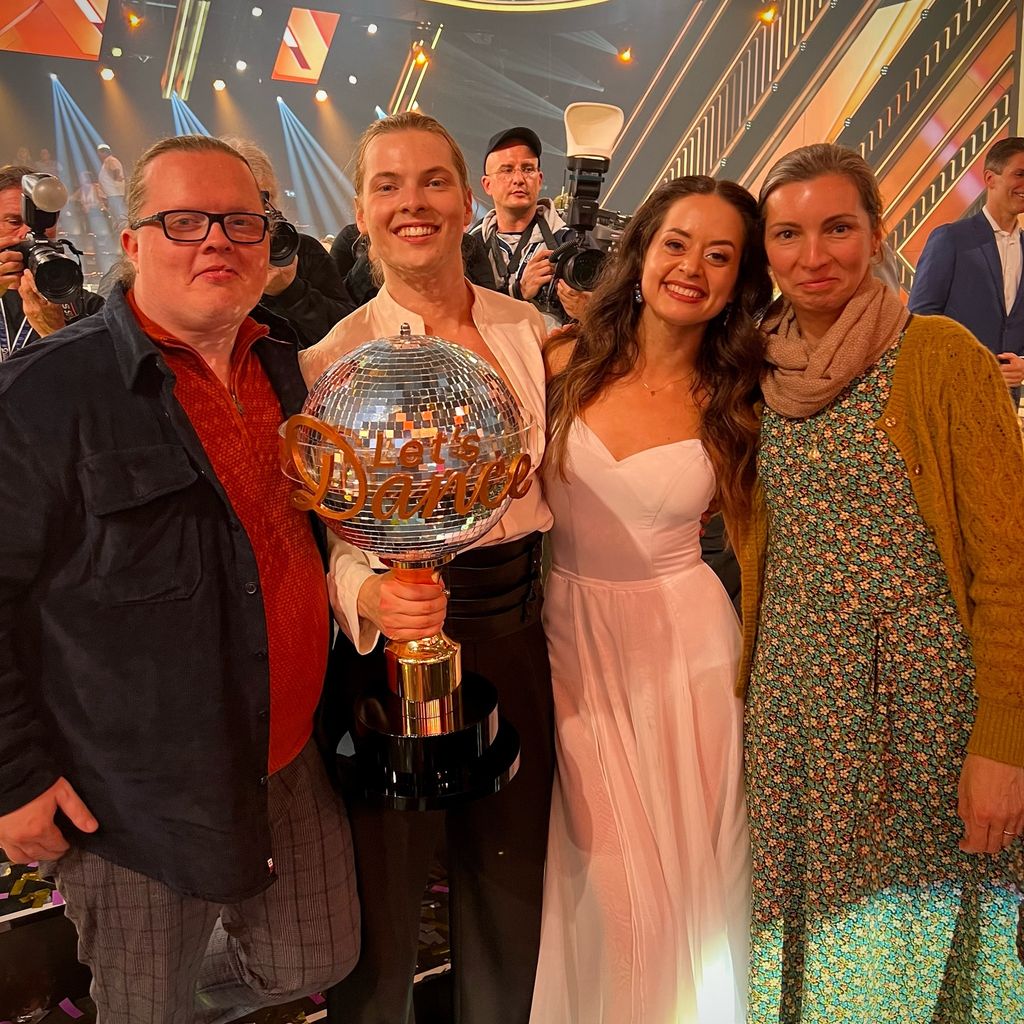 Angelo Kelly, Gabriel Kelly, Malika Dzumaev und Kira Harms Kelly beim "Let's Dance"-Finale 2024