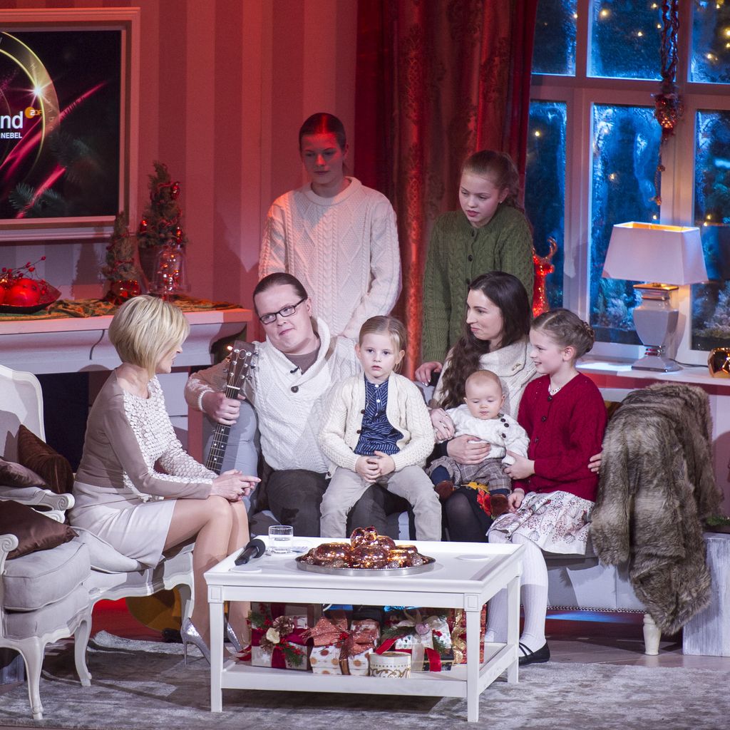 Angelo Kelly mit seiner Frau Kira und seinen fünf Kindern bei Carmen Nebel