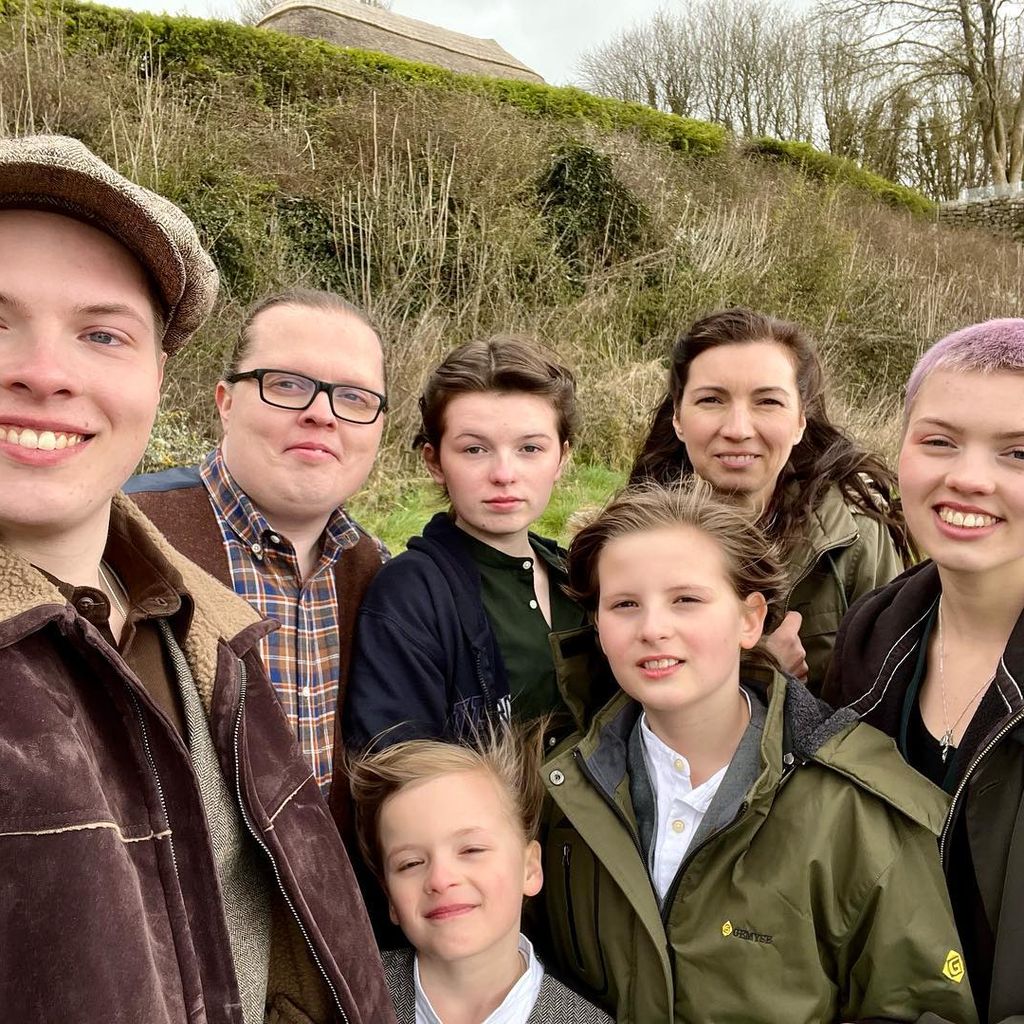 Angelo und Kira Kelly mit ihren Kindern im April 2022