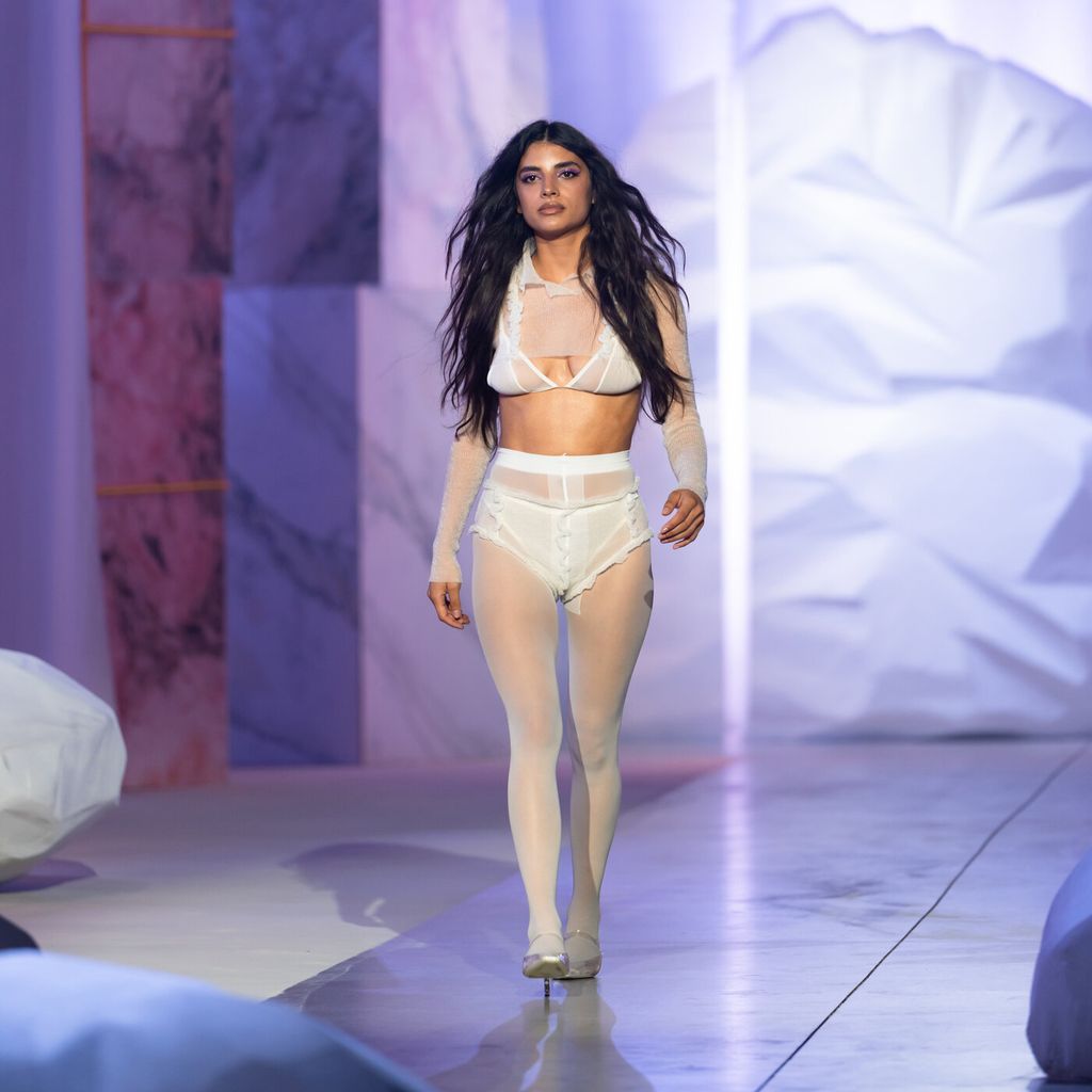 GNTM-Kandidatin Angie in einem Kleid von Kreativdirektor Giuliano Calza