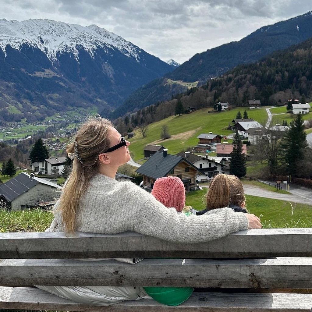 Ania Niedieck mit ihren beiden Töchtern, 2023
