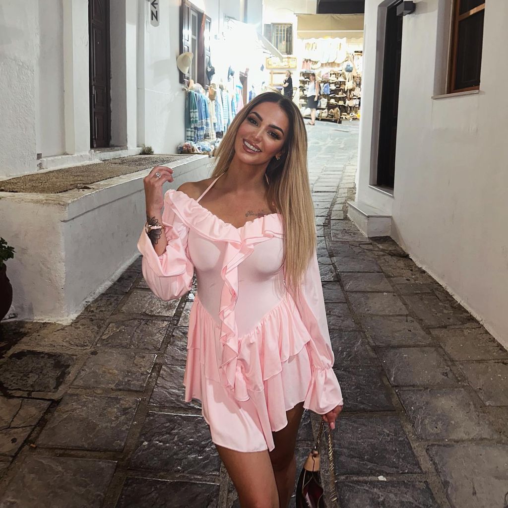Anita Latifi, Sängerin