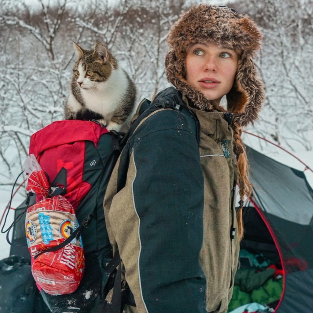 Ann-Kathrin Bendixen und ihre Katze Bubu auf Abenteuern im Schnee