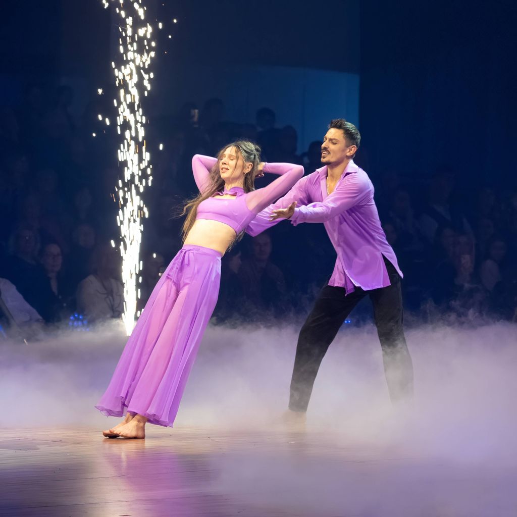 Ann-Kathrin Bendixen und Zsolt Sándor Cseke bei "Let’s Dance – Die Tour 2025" in der Festhalle Frankfurt