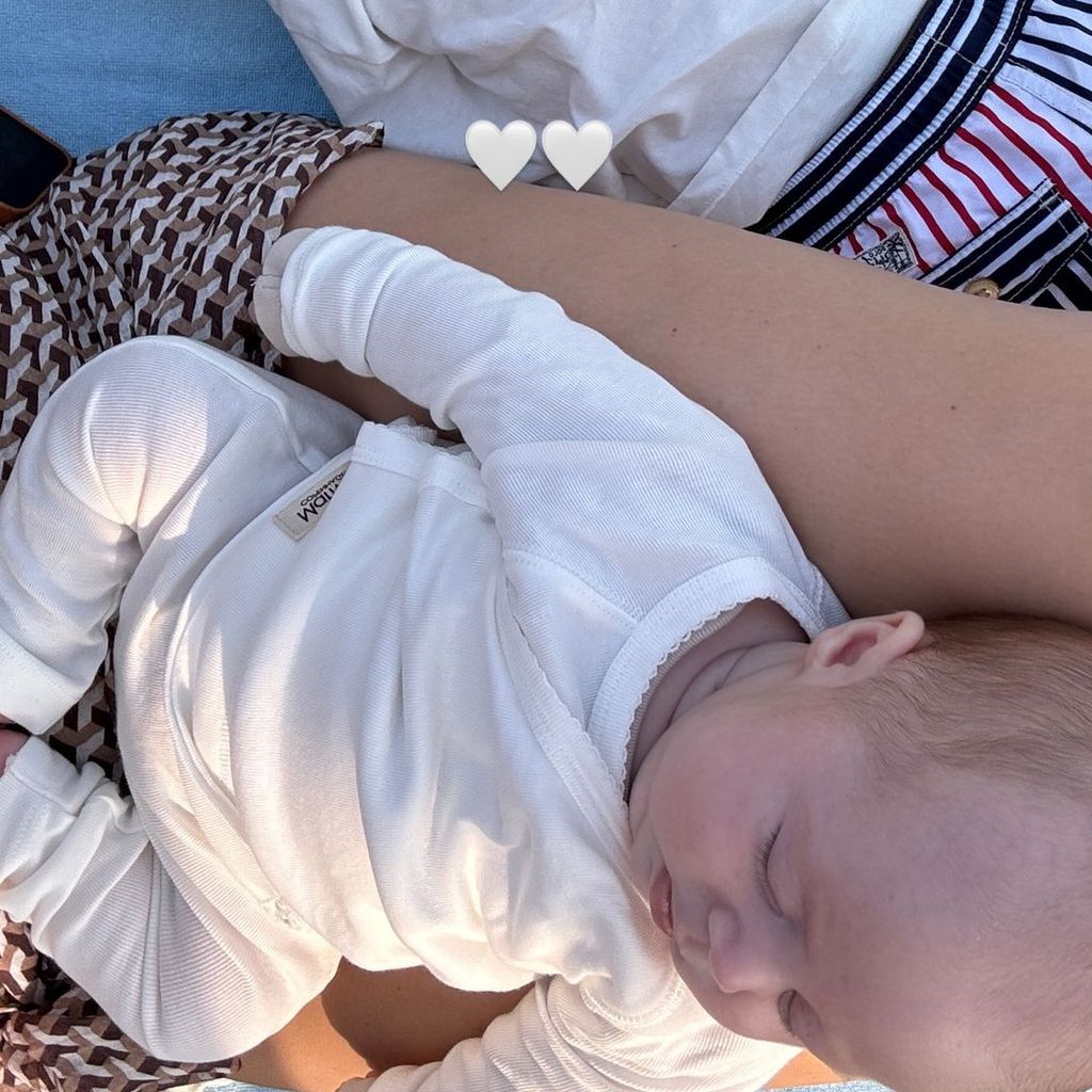 Ann-Kathrin Götze mit ihren Kindern Rome und Gioia im Dezember 2023