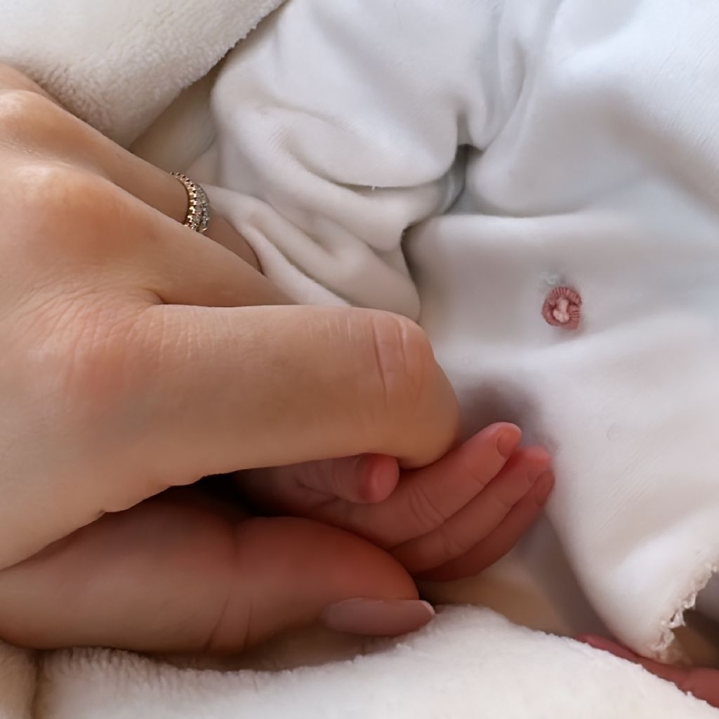 Ann-Kathrin Götze zeigt die Babyhand ihrer Tochter