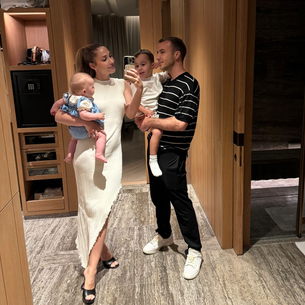 Ann-Kathrin und Mario Götze mit ihren Kindern Gioia und Rome