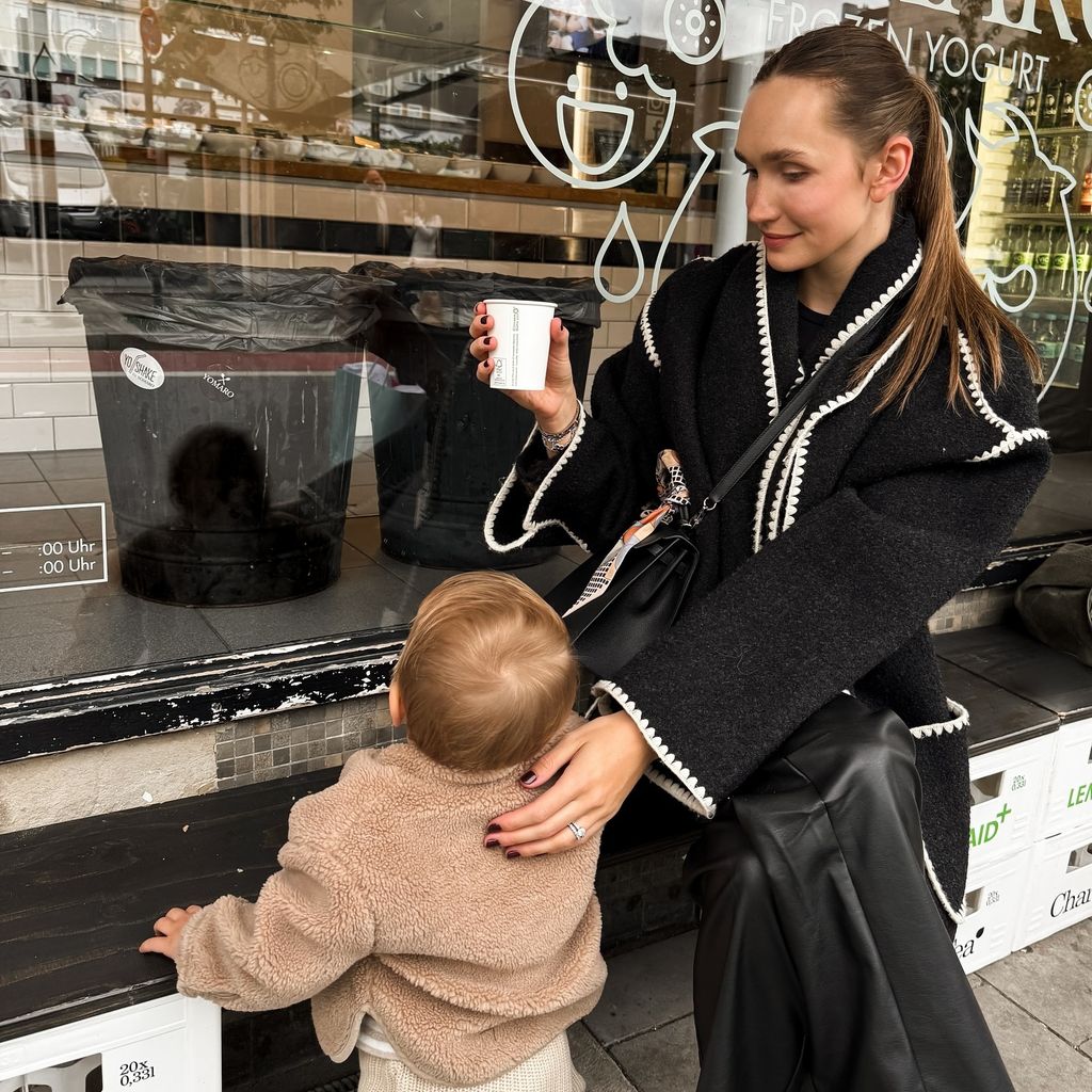 Influencerin Anna Adamyan mit Sohn Levi