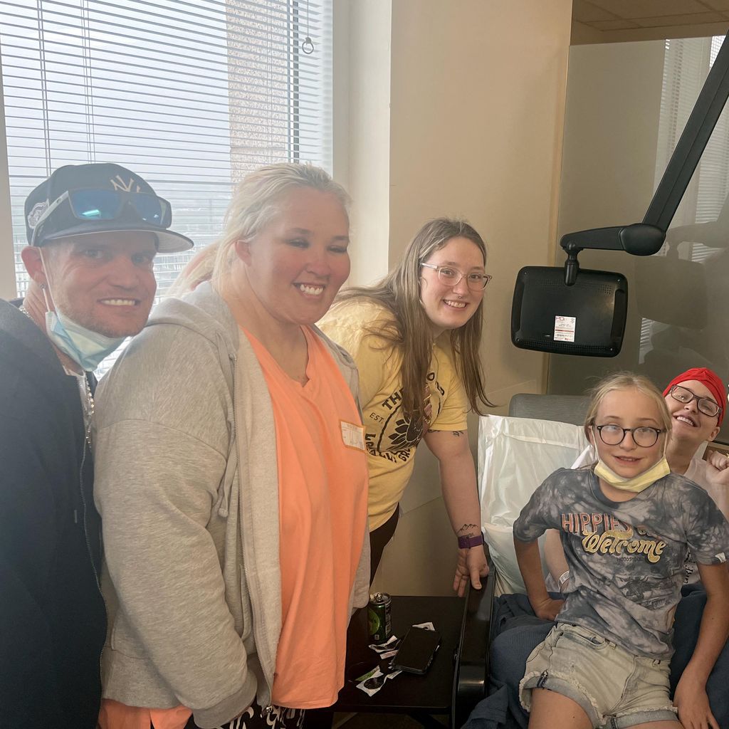 Anna Cardwell und ihre Familie bei der Chemotherapie im April 2023