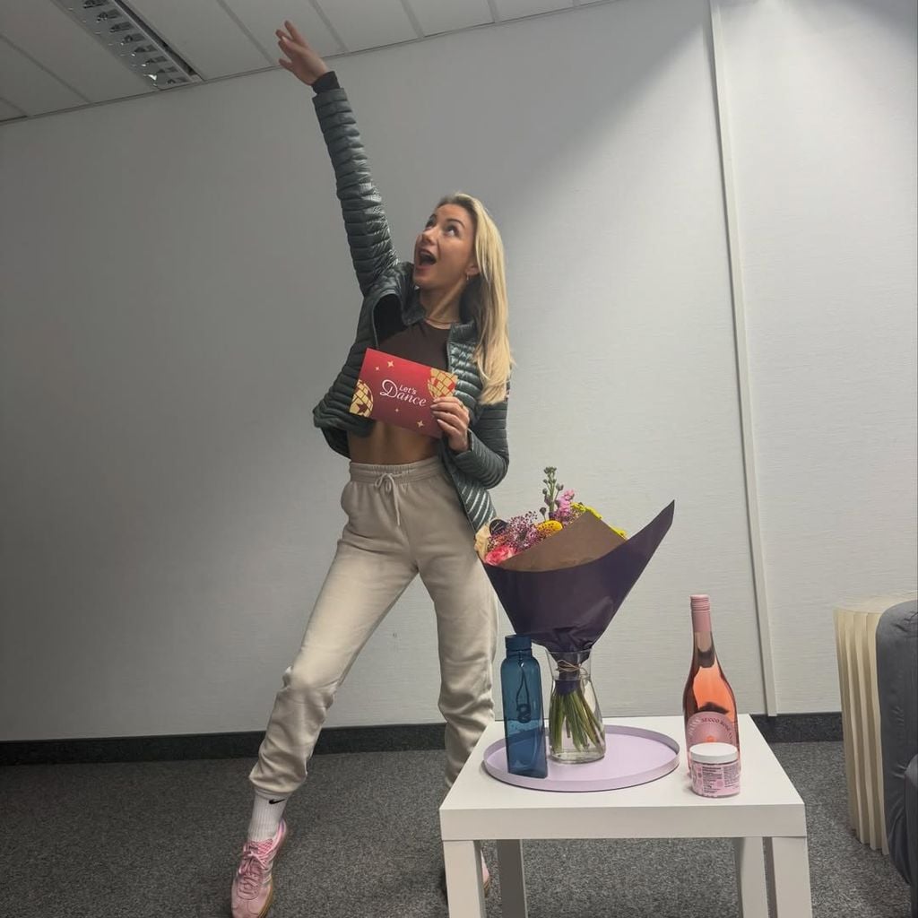 Anna-Carina Woitschack posiert backstage bei "Let's Dance" im Februar 2026