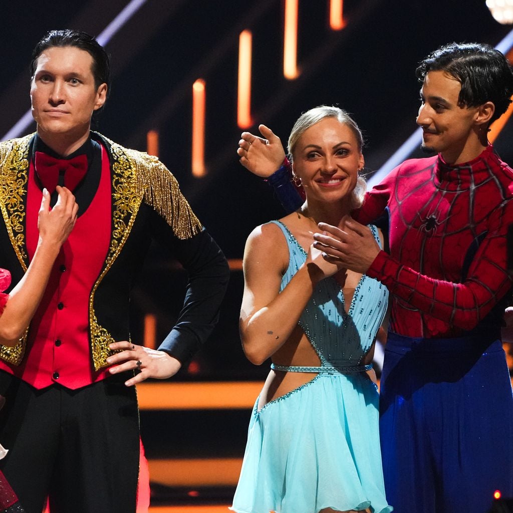 Anna-Carina Woitschack und Evgeny Vinokurov feiern den Sieg, Milano und Marta Arndt gratulieren beim "Let’s Dance"-Finale in Köln