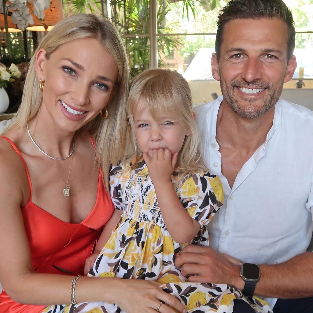 Anna Heinrich und Tim Robards mit ihrer Tochter Elle