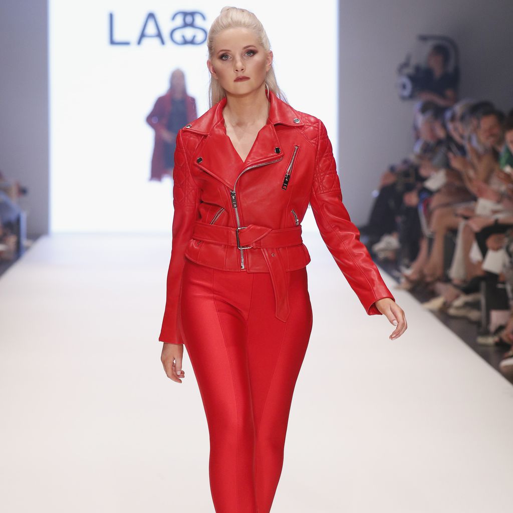 Anna Hiltrop auf dem Catwalk einer Fashionshow in Düsseldorf