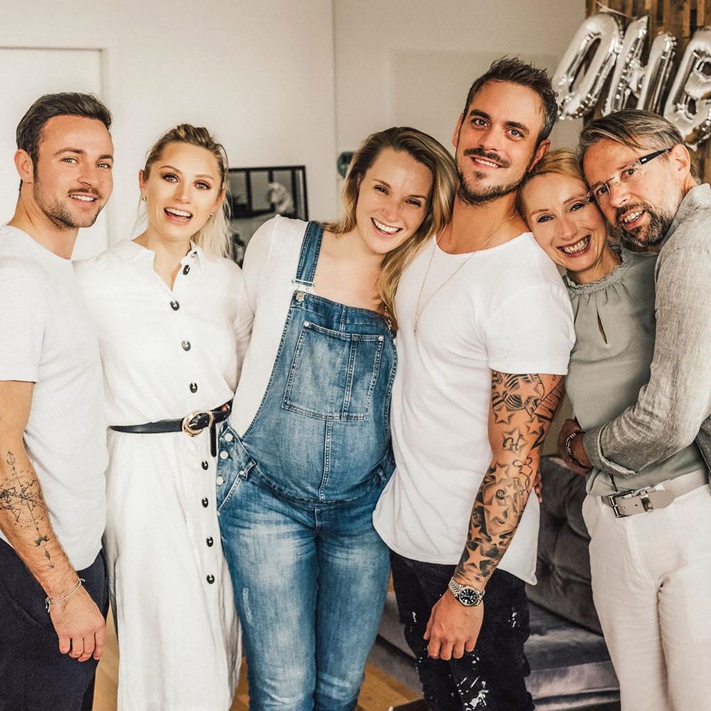 Anna Hofbauer mit Baby-Daddy Marc Barthel (m.) und ihrer Familie, Dezember 2019