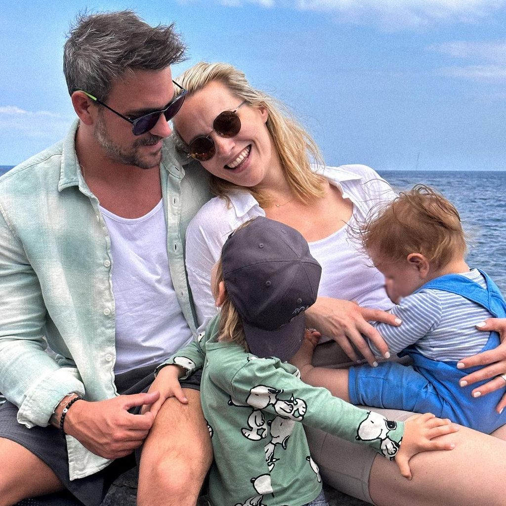 Anna Hofbauer und Marc Barthel mit ihren beiden Kindern in Griechenland