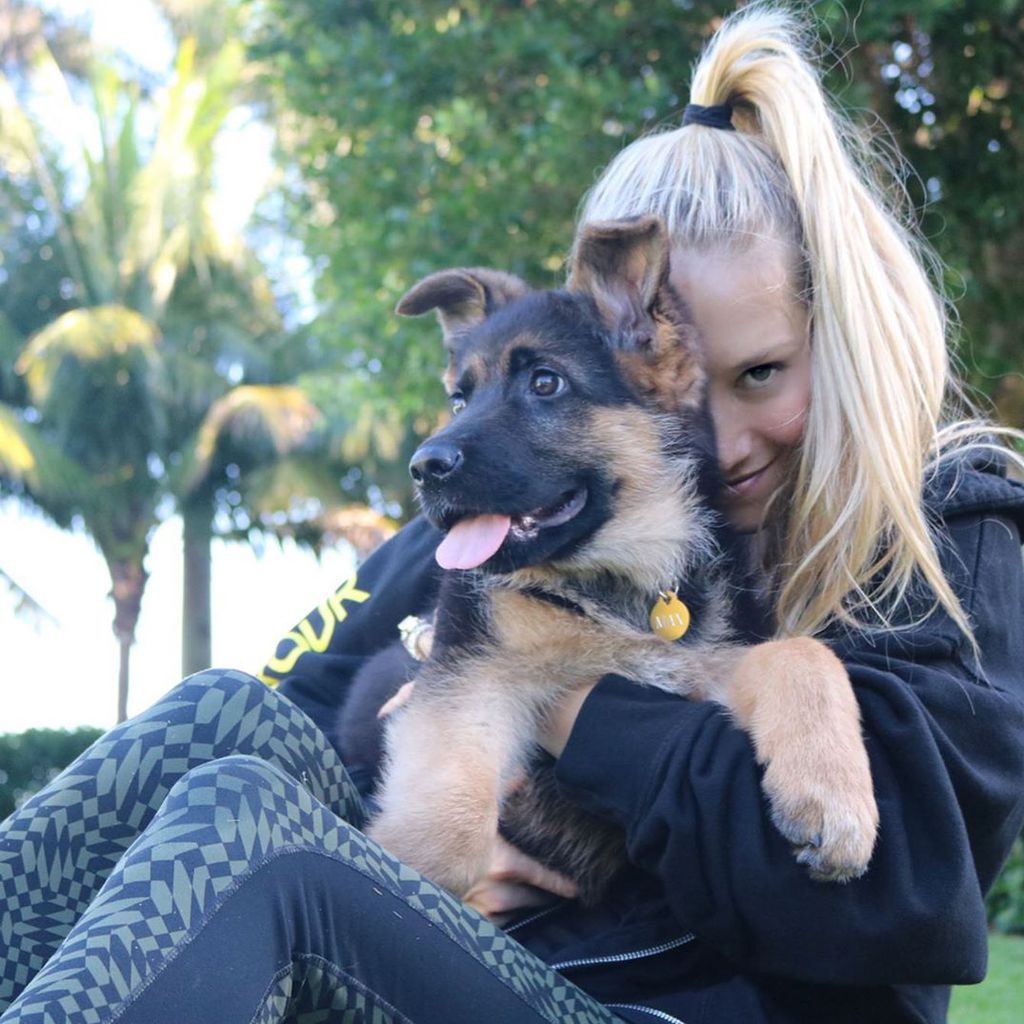 Anna Kournikova und ihr Hund Max in Miami im Oktober 2019