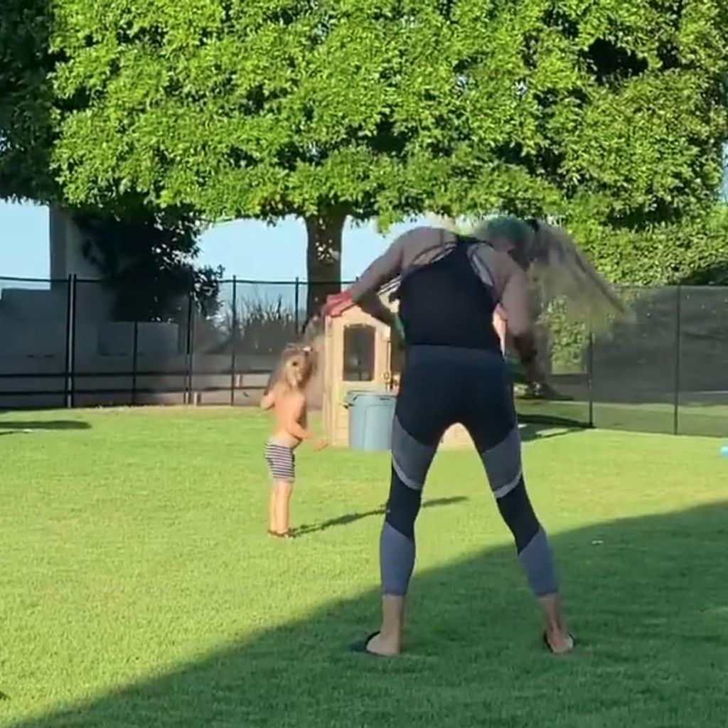 Anna Kournikova und ihre Tochter am Muttertag 2022