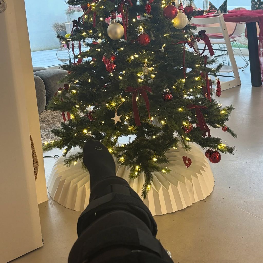 Anna Krafts Weihnachtsbaum und verletztes Knie, Dezember 2025