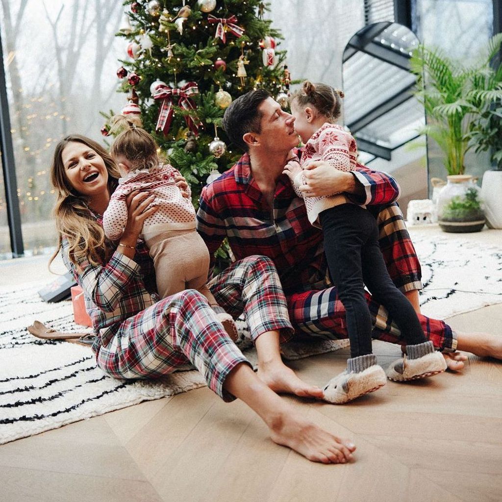 Anna Lewandowska und Robert Lewandowski mit ihren Kindern