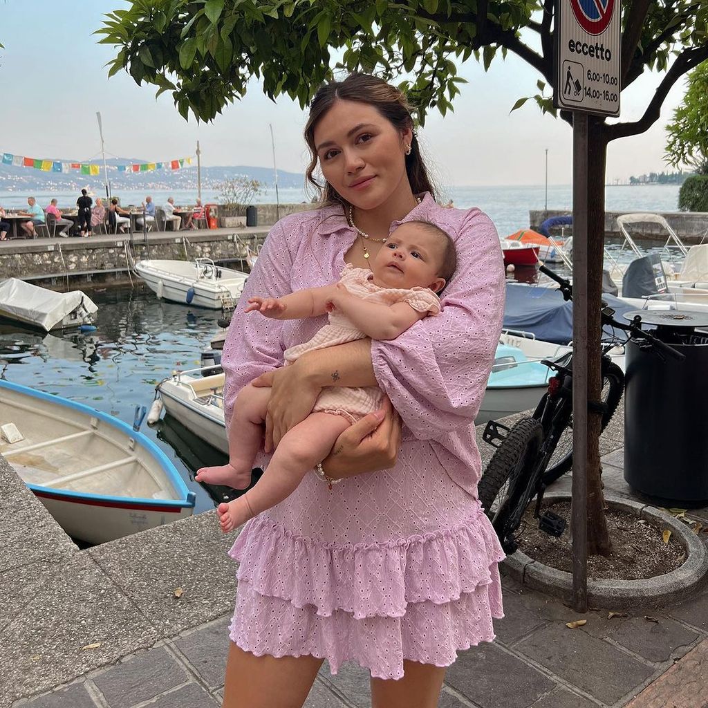 Anna Maria Damm mit ihrem Baby Kaia, Juli 2023 in Italien