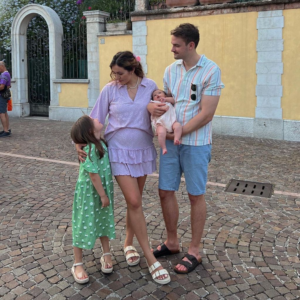 Anna Maria Damm und Julian Gutjahr mit ihren Töchtern Eliana und Kaia im Juli 2023
