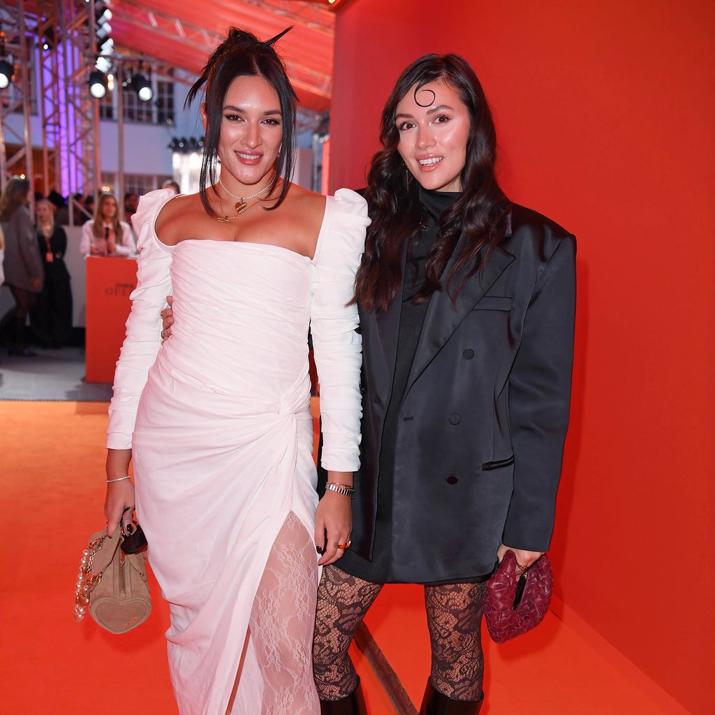 Anna Maria Damm mit Schwester Katharina Damm bei der ABOUT YOU OPERA FASHION SHOW im Admiralspalast in Berlin