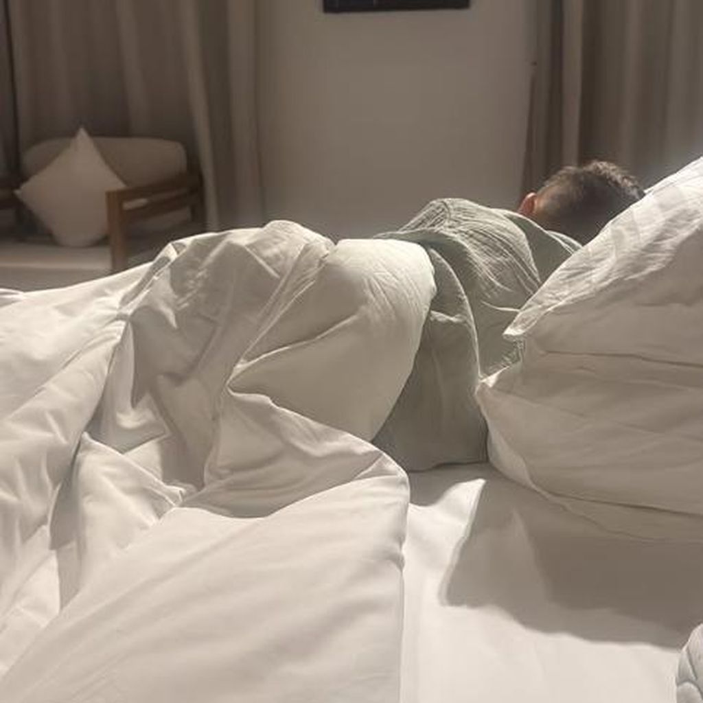 Anna-Maria Ferchichis Sohn Djibi im Bett, August 2025