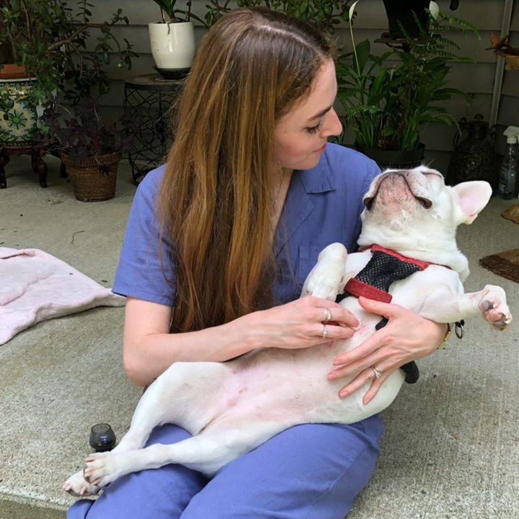 Anna Marie Tendler mit ihrem Hund Petunia