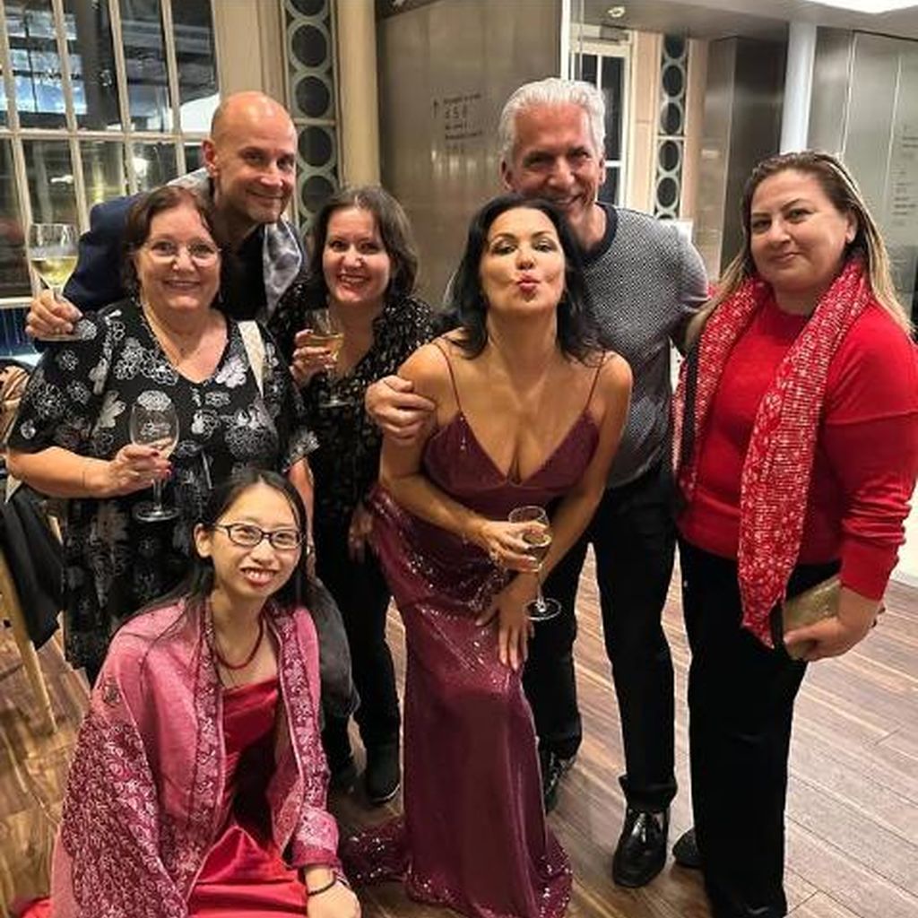 Musikerin Anna Netrebko mit ihrem Manager Miguel Esteban und weiteren Personen, September 2025