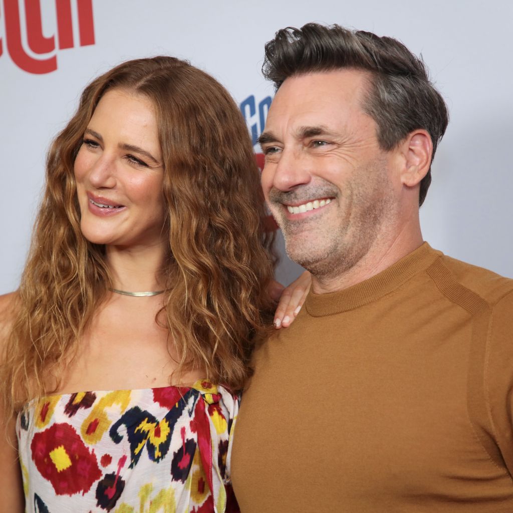Anna Osceola und Jon Hamm im September 2022