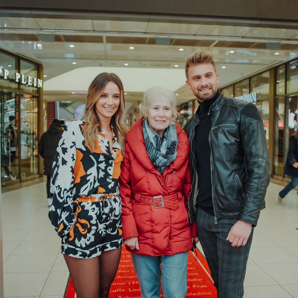 Anna Rossow, Dominik Stuckmann und seine Oma