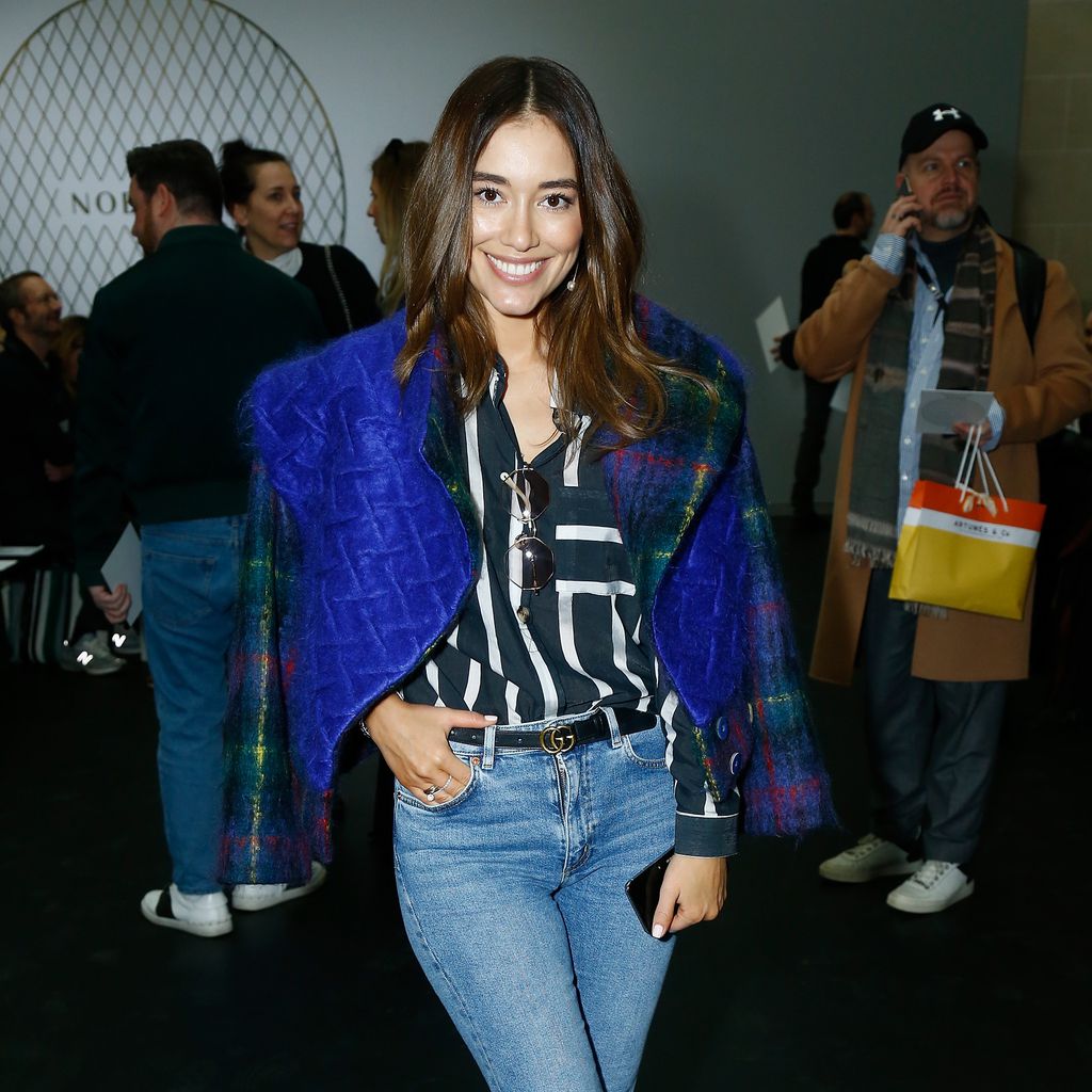 Anna Sharypova auf der Fashion Week in Paris