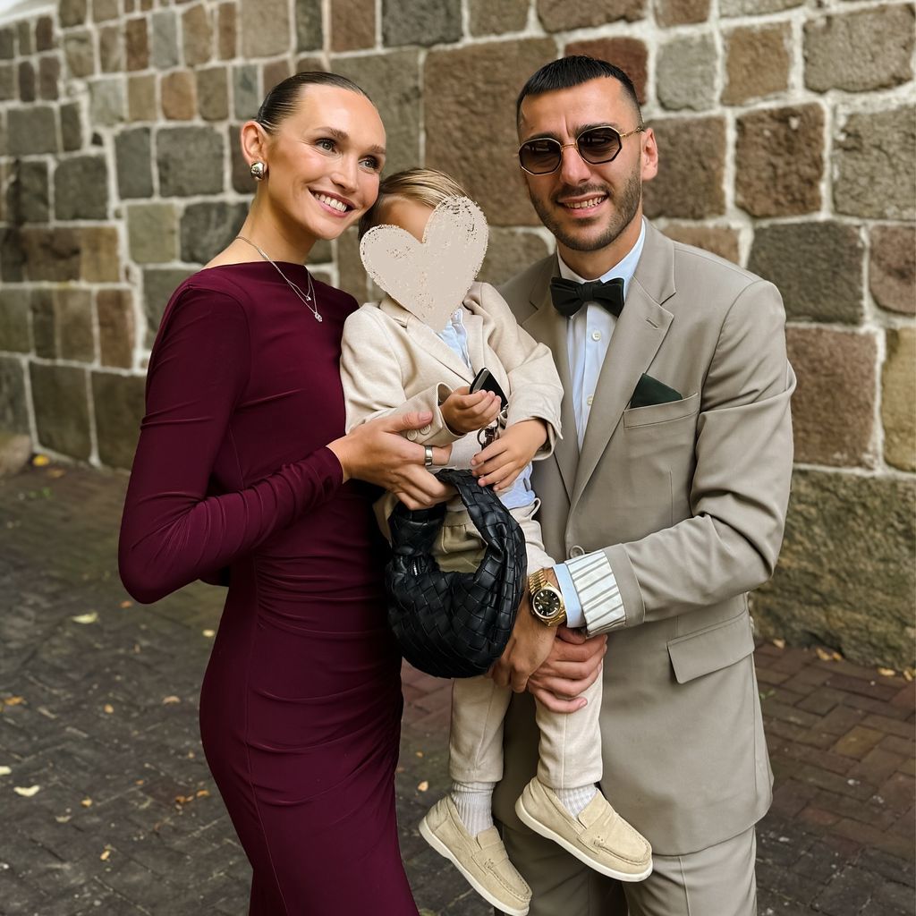 Anna und Sargis Adamyan mit ihrem Sohn Levi im September 2025