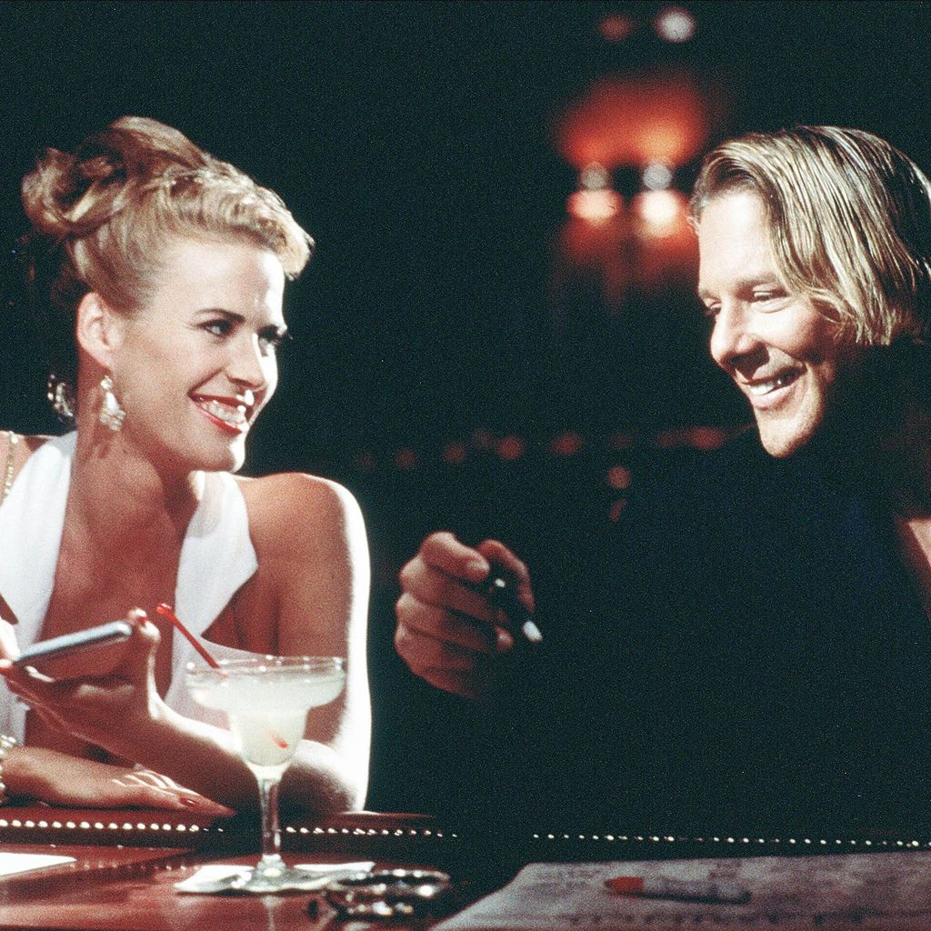 Annabel Schofield und Mickey Rourke in einer Barszene aus "Exit in Red", 1997