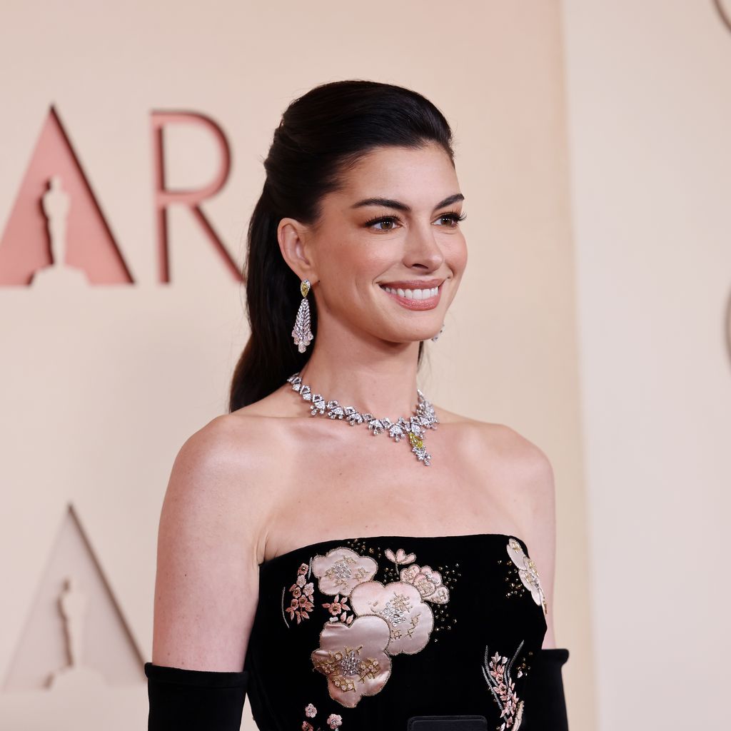 Anne Hathaway bei den 98. Oscars im Dolby Theatre in Hollywood