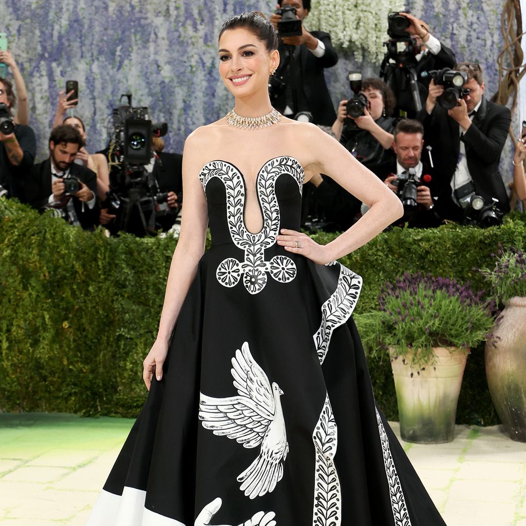Anne Hathaway bei der Met Gala 2026 im Metropolitan Museum of Art in New York City