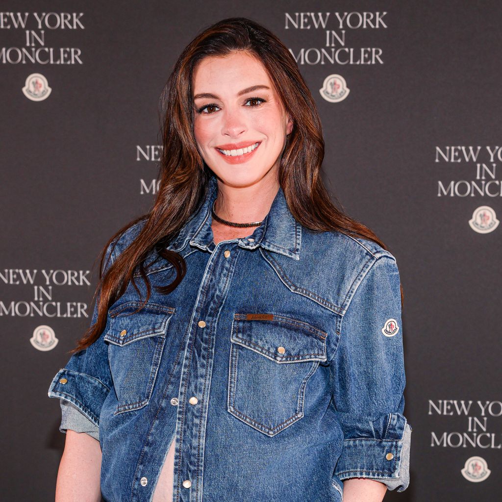 Bei der Moncler Fifth Avenue Flagship-Eröffnung in New York: Anne Hathaway am 10. September 2026